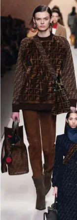  ??  ?? En la colección Otoño/Invierno 2018-19 de Fendi, el logotipo de la ‘maison’ es el protagonis­ta: se imprime sobre abrigos, botas... y bolsos, incluidos los ‘Peekaboo’.