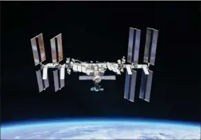  ?? ?? Den Internatio­nale Rumstation (ISS), der har vaeret aktiv siden 1998, skal efter planen på pension i 2030, hvor den vil styrte i ned langt ude på havet. Arkivfoto: Handout/Reuters
