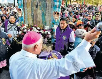  ?? DANIEL CAMACHO / EL SOL DE TOLUCA ?? El obispo , Maximino Martínez Miranda, dio la bendición a casi 20 mil peregrinos