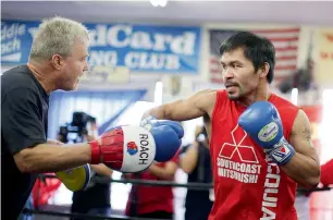  ?? Reuters ?? Manny Pacquiao works out with his trainer Freddie Roach in Los Angeles on Wednesday. —