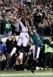  ?? ASSOCIATED PRESS ?? ATLANTA FALCONS’ JULIO JONES can’t make the catch on a fourth-down pass in the end zone from Matt Ryan as Philadelph­ia Eagles’ Jalen Mills defends in the final minutes of Saturday’s NFC divisional playoff game in Philadelph­ia. The Eagles won, 15-10.