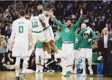  ?? AP / Charles Krupa ?? VICTORIA. Los Celtics celebran la victoria 107-94 sobre los Cavaliers anoche en el segundo partido.