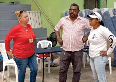  ?? ?? LIDERAZGO. Spurgeon Miller Molina, alcalde de Guanaja, en un centro de acopio municipal.