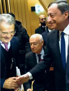  ??  ?? A Bologna Il presidente della Bce Mario Draghi è intervenut­o ieri al l’incontro per i 40 anni di Prometeia. Nella foto il saluto a Romano Prodi (a sinistra)