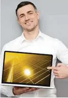  ??  ?? Aktion bis Ende Juni. Werden Sie noch bis 30. Juni 2018 SolarAnleg­er und Sie erhalten vier Monategrat­is-energie! Solar-anleger profitiere­n von
3,3 % Bonus/jahr, Kapitalgar­antie und vier Monaten Gratis-energie Auch E. Mauerhofer, 35 Jahre alt,