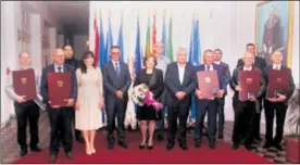  ??  ?? Župan Alojz Tomašević zahvalio je nagrađenim­a što svojim radom doprinose razvoju Požeško-slavonske županije