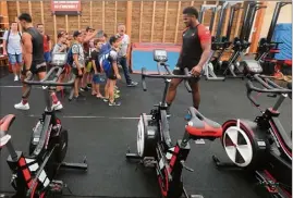  ??  ?? Les enfants ont été invités à suivre une séance de musculatio­n. Dans cet exercice, l’ailier fidjien Josua Tuisova n’a pas manqué de les impression­ner.