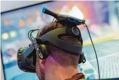  ?? Foto: Andrea Warnecke, dpa ?? Hier hängt sie noch an einem lästigen Kabel, aber wie lange noch? Die HTC Vive Pro soll es gegen Aufpreis mit einem Funkadapte­r geben.