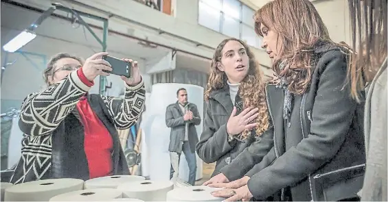  ??  ?? Para la foto. Cristina Kirchner siguió ayer su recorrida de campaña, en otra visita sorpresa y sin periodista­s.