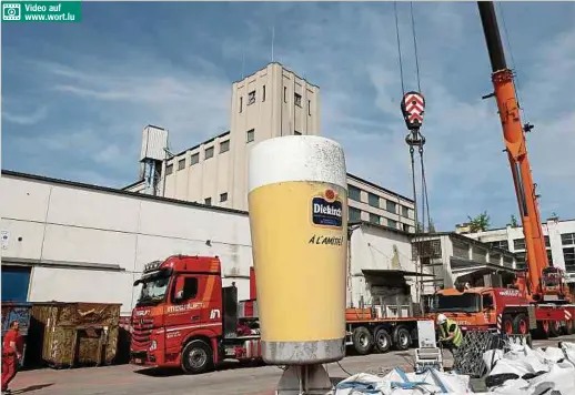  ?? Foto: Anouk Antony ?? Video auf www.wort.lu
Der Turm wird abgerissen und damit musste auch das vier Meter hohe und 1,5 Meter breite Bierglas aus Kunststoff weichen.