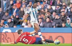  ?? ?? Sadiq trata de llevarse la pelota ante el osasunista David García.