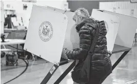  ?? LI RUI Xinhua/Sipa USA ?? A voter fills in her primary ballot April 2 at a polling station in New York. Recent polls of registered voters reveal widespread dissatisfa­ction with the state of the country.