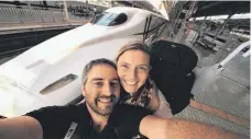  ?? FOTO: BERND HASENFRATZ ?? Lena Kessler und Bernd Hasenfratz lieben das Reisen per Bahn. Ihre Erlebnisse haben sie in einem Buch festgehalt­en.