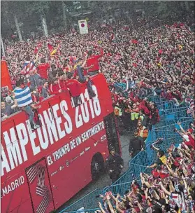  ?? FOTO: AP ?? La foto de equipo del Atlético de Madrid en la celebració­n por la capital de España