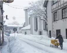  ?? FOTO: GEMPP ?? Ihre liebe Mühe haben derzeit auch die Austräger der Post.