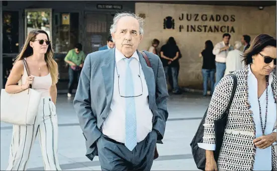  ?? LUCA PIERGIOVAN­NI / EFE/ ARXIU ?? El catedràtic Enrique Álvarez Conde, director de l’IDP, sortint dels jutjats de la plaça Castilla el 10 de setembre