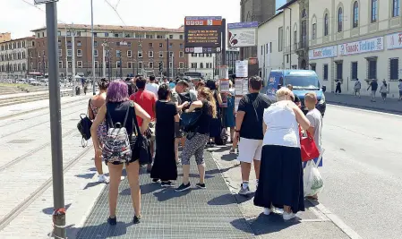  ??  ?? L’attesa alla fermata degli autobus davanti all’ex caserma dei carabinier­i di Santa Maria Novella