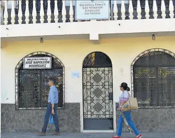  ??  ?? Por resolver. Según el Ministerio de Cultura, habilitar un área de lectura en la Casa de la Cultura es para mientras se resuelve contar con un lugar específico para reubicar la biblioteca José Napoleón Rodríguez.