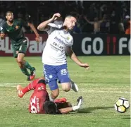  ?? GUNTUR AGA TIRTANA/RADAR JOGJA ?? SENGIT: Striker Persib Jonathan Bauman terjatuh setelah berduel dengan kiper PS Tira Syahrul Tisna di Stadion Sultan Agung, Bantul.