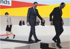  ?? FOTO: DPA ?? Treten nach Kramp-Karrenbaue­rs (links) Wahlerfolg in den Schatten: Jens Spahn und Friedrich Merz (rechts).