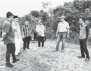  ??  ?? TURUN PADANG: Simoi (tengah) bersama pegawai dan ketua masyarakat di Maludam meninjau beberapa projek yang sedang dilaksana di kawasan Maludam semalam.