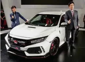  ??  ?? HIDEKI (kiri) bersama Toichi bergambar bersama Honda Civic Type R.
TIGA ekzos terletak pada bahagian tengah.