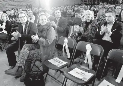  ?? — Gambar AFP ?? TETAPKAN MATLAMAT: Bekas presiden kerajaan Catalonia dan pemimpin parti PDECAT Artur Mas dan isterinya Helena Rakosnik duduk bersebelah­an kerusi kosong dengan reben kuning mewakili Puigdemont semasa mesyuarat perasmian kempen di Barcelona kelmarin.