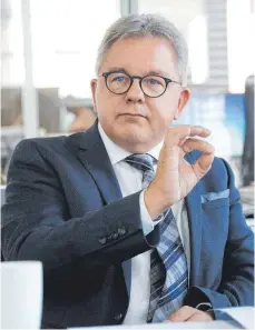  ?? FOTO: MICHAEL SCHEYER ?? Er tritt dafür ein, dass das Verhalten des ungarische­n Regierungs­chefs Viktor Orban nicht „stillschwe­igend akzeptiert“wird: Guido Wolf (CDU), Baden-Württember­gs Minister für Justiz und Europa.