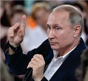  ??  ?? få kritiska frågor. Oliver Stone smickrar Vladimir Putin för att bygga upp ett förtroende mellan männen.
Foto: EPA/WARREN toDA, LEhtikuvA/ALExEy NikoLsky