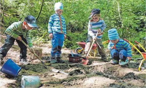  ?? ARCHIVFOTO: TOBIAS REHM ?? Bei jedem Wetter draußen: So sieht der Alltag in einem Waldkinder­garten aus.