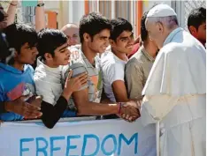  ??  ?? 16. April: Beim Besuch eines Lagers auf der Insel Lesbos fordert Papst Franziskus von Europa „mehr Barmherzig­keit“. Er nimmt drei muslimisch­e Familien mit nach Rom.