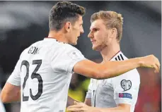  ?? FOTO:S DPA, IMAGO ?? Schnell, engagiert, torgefährl­ich:Timo Werner war gegen Norwegen bester Mann. Auch Mario Gomez (unten li.) war beeindruck­t.