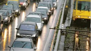  ?? Foto: Roland Weihrauch, dpa ?? Am Donnerstag haben sich Autobauer und Verkehrsmi­nister auf einen Diesel-Kompromiss geeinigt. Doch an der Lösung gibt es bereits scharfe Kritik.