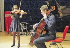  ??  ?? Laura Gross (16) und Simon Geiger (17) aus Schwäbisch Gmünd sorgten für den krönenden Abschluss.