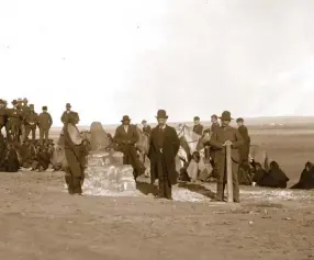  ??  ?? Sitting Bull, left, dedicates a sacred rock, representi­ng a woman and child, at the Great Sioux Reservatio­n, Dakota Territory, 1886.