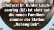  ??  ?? Chefarzt Dr. Gunter Leichsenri­ng (62) ist stolz auf die neuen Familienzi­mmer der Station
„Rabenglück“.