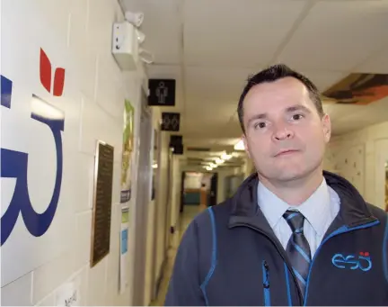  ?? Photo : Wilgis Agossa ?? Le directeur de l’École Saint-Joachim, Luc Brémeault s’inquiète des risques du projet de Hydro-Manitoba pour la santé des élèves.