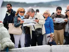  ?? FOTO: KJARTAN BJELLAND ?? Cruiseturi­ster fra Costa Favalosa i sommer som prøvde å finne ut av hvilke attraksjon­er de skulle få med seg i Kristiansa­nd.