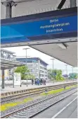  ?? FOTO: GUNNAR M. FLOTOW ?? Betroffene­s Display am Bahnhof Friedrichs­hafen: Ein Computervi­rus hat Systeme der Bahn befallen.