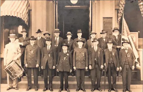  ?? Jesse Nasta / Contribute­d photo ?? Shown in this circa 1915 photo are Middletown members of the Mansfield Post 53, the Grand Army of the Republic, a national organizati­on for Civil War veterans of the Union Army. They are pictured in front of the Middlesex Mutual Assurance Company at 179 Main St., now Lastrina Girls Bridal Salon. George Washington, far right, back row, holds the American flag.