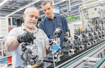  ?? FOTO: DPA ?? Produktion von Einspritzp­umpen bei Bosch: Die Initiative will den Wandel hin zu digitalen Produkten fördern, Komponente­n für Verbrennun­gsmotoren könnten jedenfalls bald der Vergangenh­eit angehören.