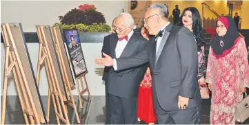  ??  ?? Taib (left) and Raghad (second right) looking at portraits of Unimas graduates in the gallery inside the DUN complex. On Taib’s left is Kadim.