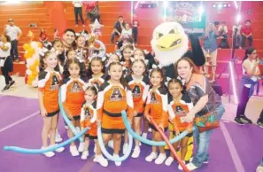  ??  ?? EL EQUIPO de porristas del Club Águilas de la categoría Mayor, junto a su entrenador y su mánager se tomaron la foto del recuerdo con su trofeo de segundo lugar.