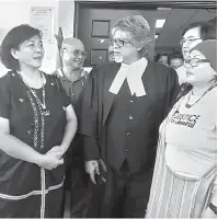  ??  ?? GAGAL PATUHI SYARAT: Jannie (kiri) dan Ram (dua kanan) di luar mahkamah selepas keputusan.