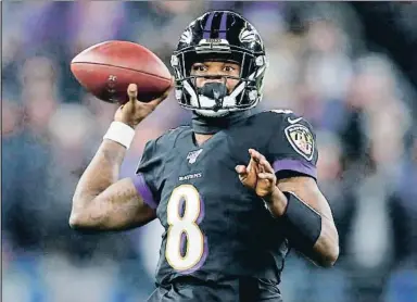  ?? SCOTT TAETSCH / AFP ?? El quarterbac­k dels Baltimore Ravens Lamar Jackson a punt de fer una passada