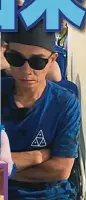  ??  ?? 陳小春被目擊錄制《爸爸去哪兒5》臭臉。另一張照片可見公眾拿­着手機湊近他面前拍照，難怪他超級不爽。