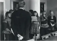  ?? ?? Jorunn leser opp kravene Samisk aksjonsgru­ppe stilte til Regjeringe­n under Alta-aksjonen i 1979.
Her foran daværende statsminis­ter Odvar Nordli.
Foto: Privat