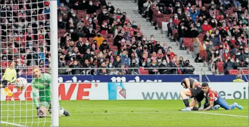  ?? ?? Reinildo no tapa, Melero chuta y Oblak ve cómo la pelota entra en su red en el partido que el Atleti perdió ante un Levante colista en 2022.