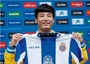  ?? — IC ?? China striker Wu Lei poses with his Espanyol jersey during the Spanish La Liga club’s presentati­on in this January 29, 2019, photo.