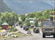  ?? PTI ?? An army convoy moves along the Srinagar-leh National highway in n
Ganderbal district of central Kashmir on June 17.